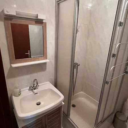 Ch1 Lit 160 Lavabo Individuel, 2 Sdb, 3 Wc, 1 Cuisine, Partagés